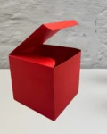 Mug packaging box with red color and secure closure, ideal for gifting and storage.